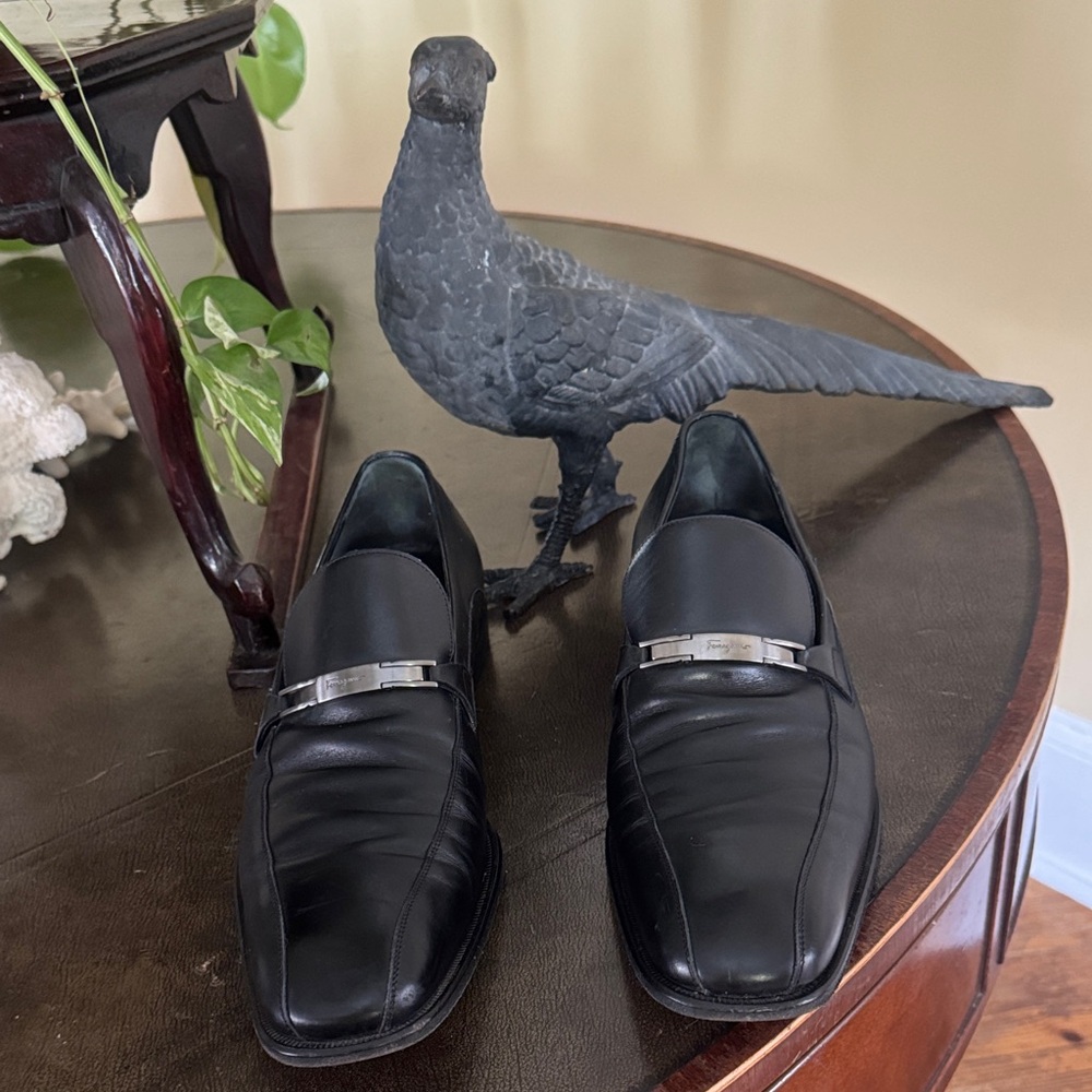 Salvatore Ferragamo Authentic black leather with a silver buckle Made in Italy